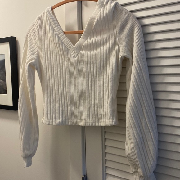 Tops - White cropped sweater